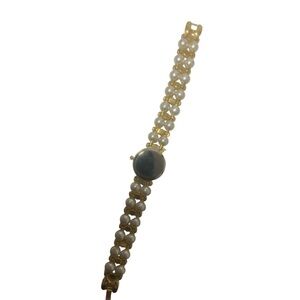 Elegant Gold and Pearl Bracelet